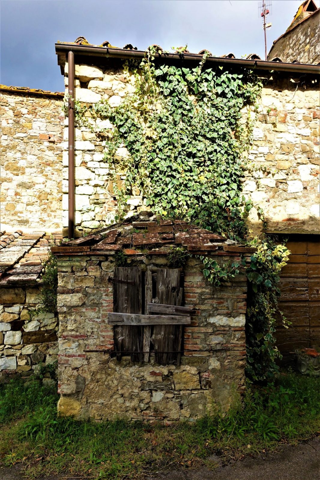 Vakkert gammelt falleferdig hus i Toscana