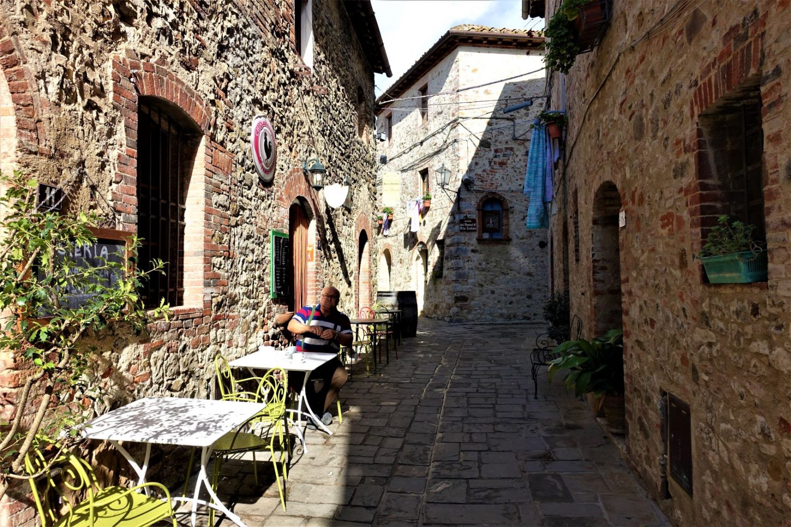 Koser oss på kafe i Toscana. Ikke glem å ha med kontanter om du er sulten