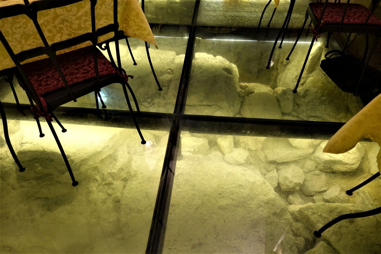 utgravninger i Toscana under gulvet i en restaurant