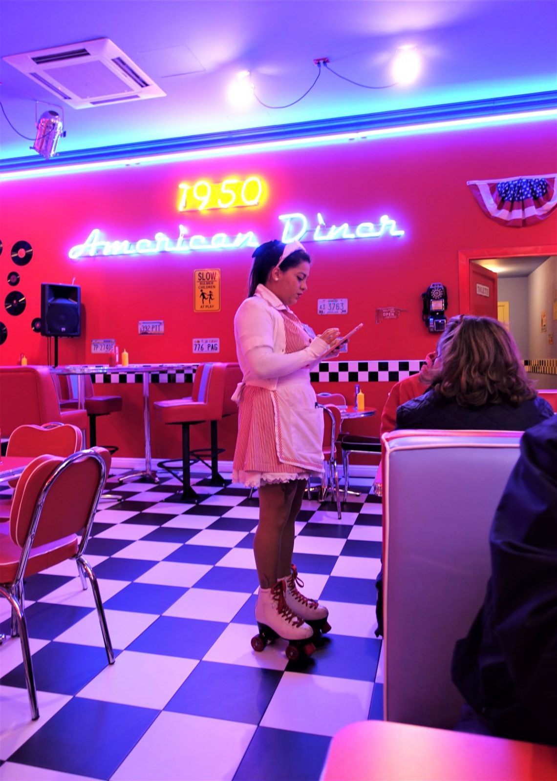 serveringsdame på rulleskøyter i Toscana