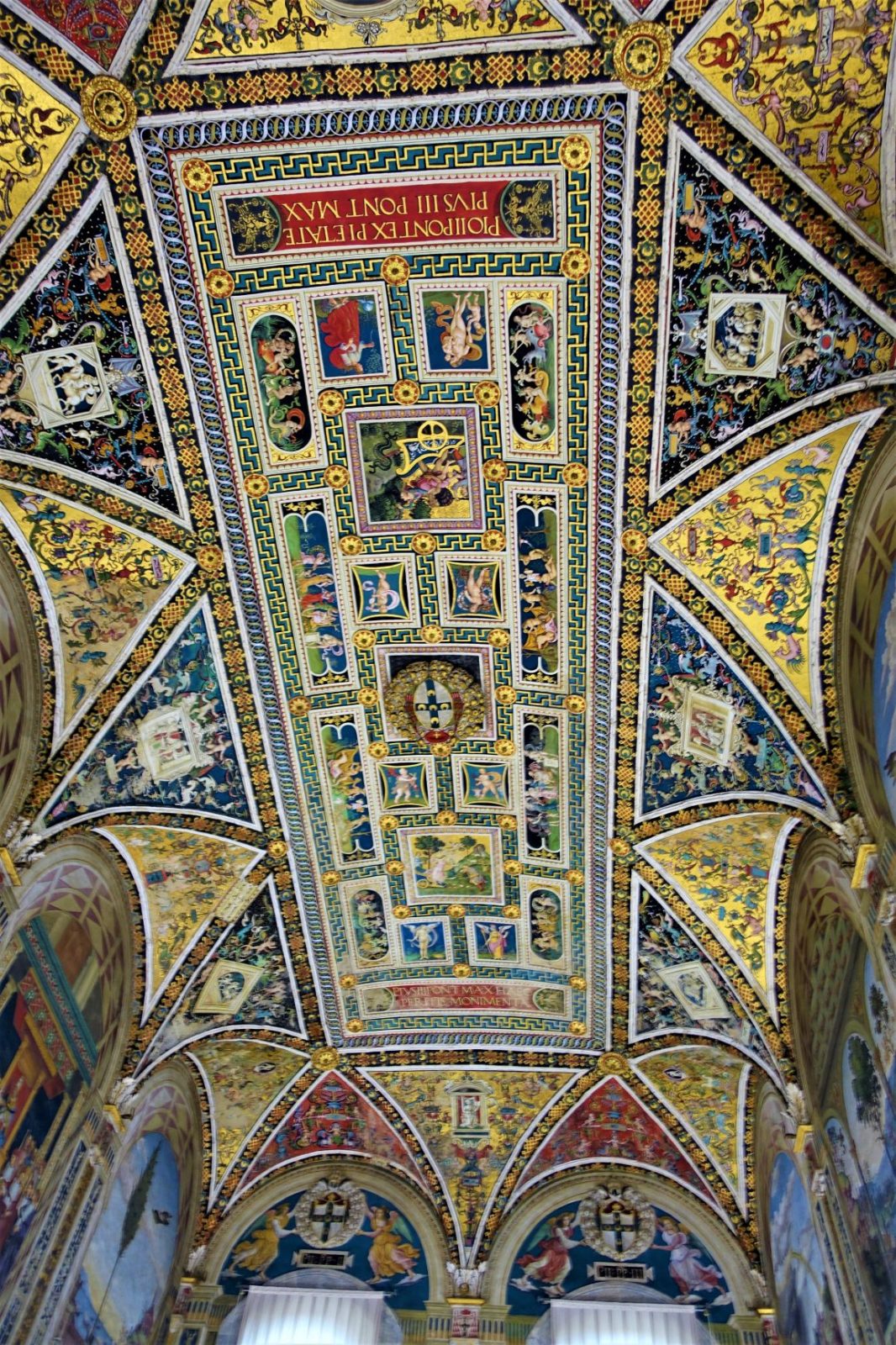 Fantastiske takmalerier i doumen i Siena