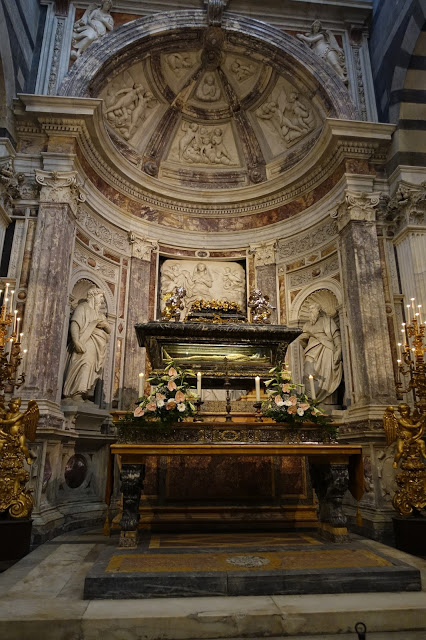 bildet viser Takmalerier, veggmalerier, statuer. Hele katedralen er spekket med detaljert kunst som tar pusten fra deg. Gå sakte igjennom og bare nyt det!