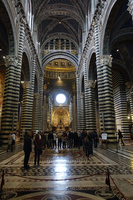 bildet viser besøket vårt inne i Duomo di Sienna Italia