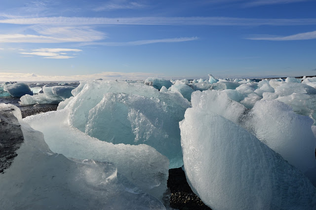 Vatnajökull kalver ut tonnevis med isklumper hver dag.