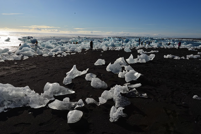 Vatnajökull kalver ut tonnevis med isklumper hver dag.