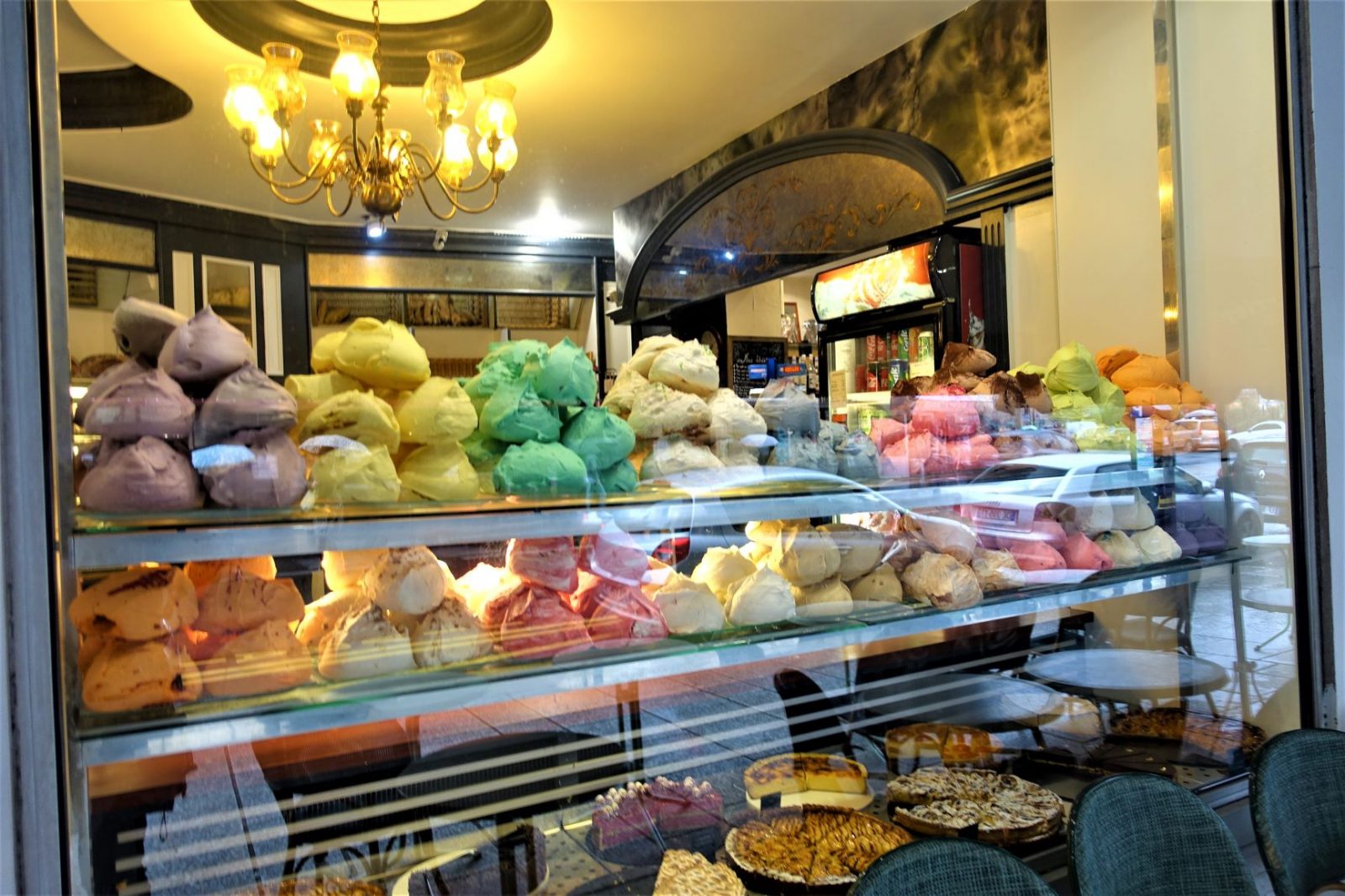 en bakeridisk full av marengstopper i Paris