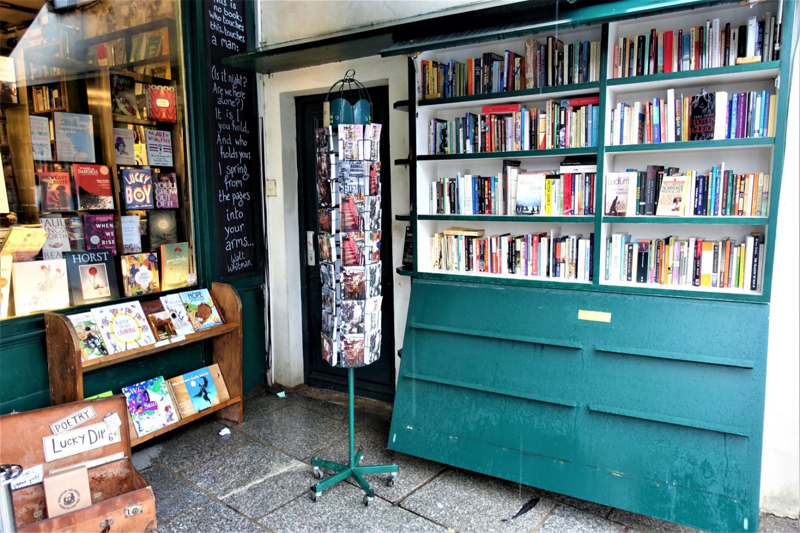 Liten bokhandel i gatene ved Nortre dam