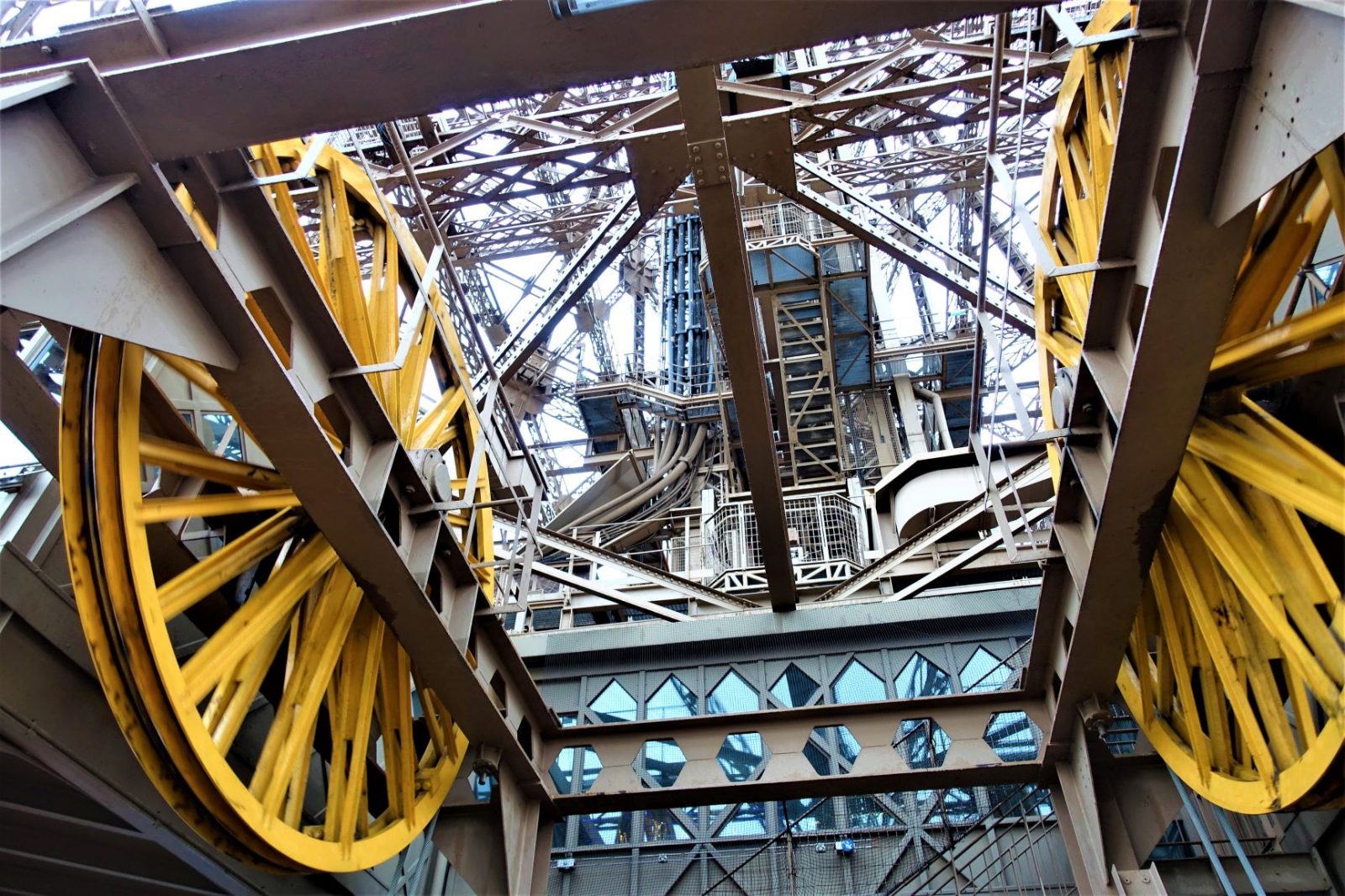 bilde av detaljer i heisen i eiffeltårnet paris