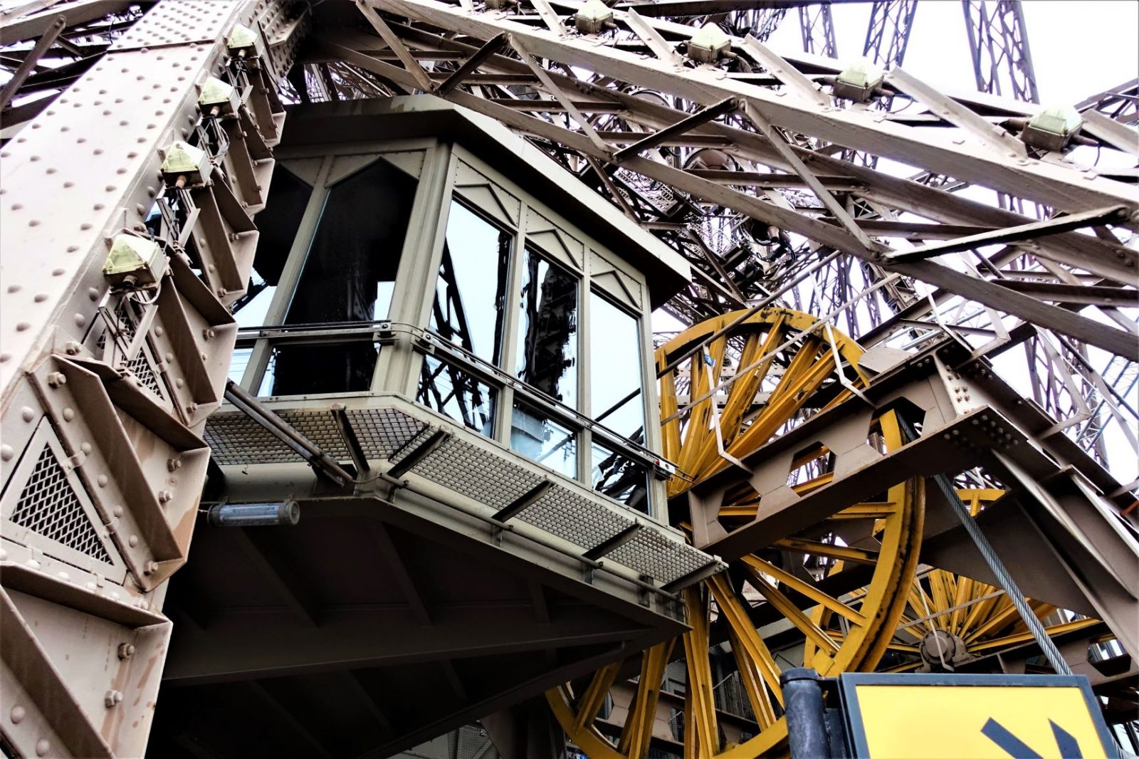 Heisen på vei opp i Eiffeltårnet Paris