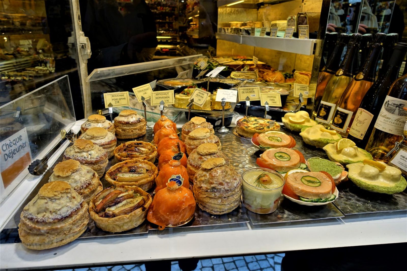 Kafeteria i Paris. Disken er full av godkaker som ikke kan spises av en med cøliaki