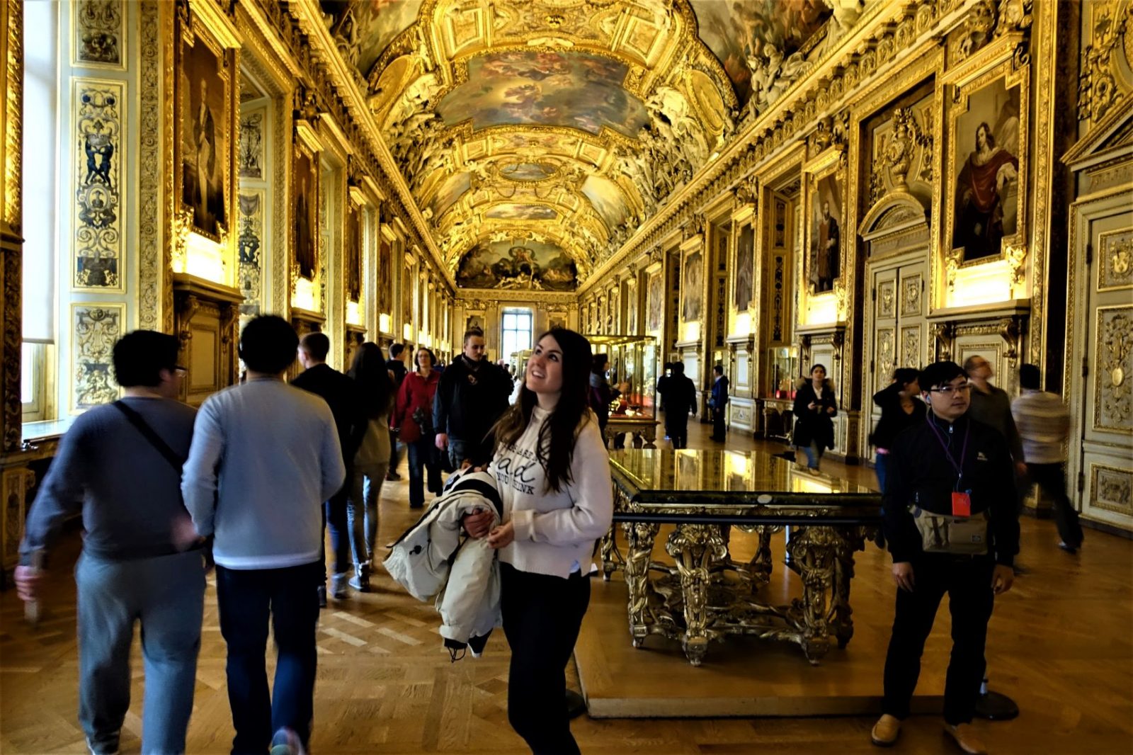 Inne i Louvre Paris malerier