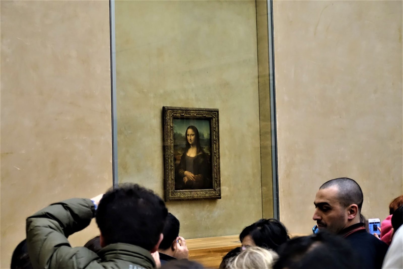 Kaos foran lille Mona Lisa