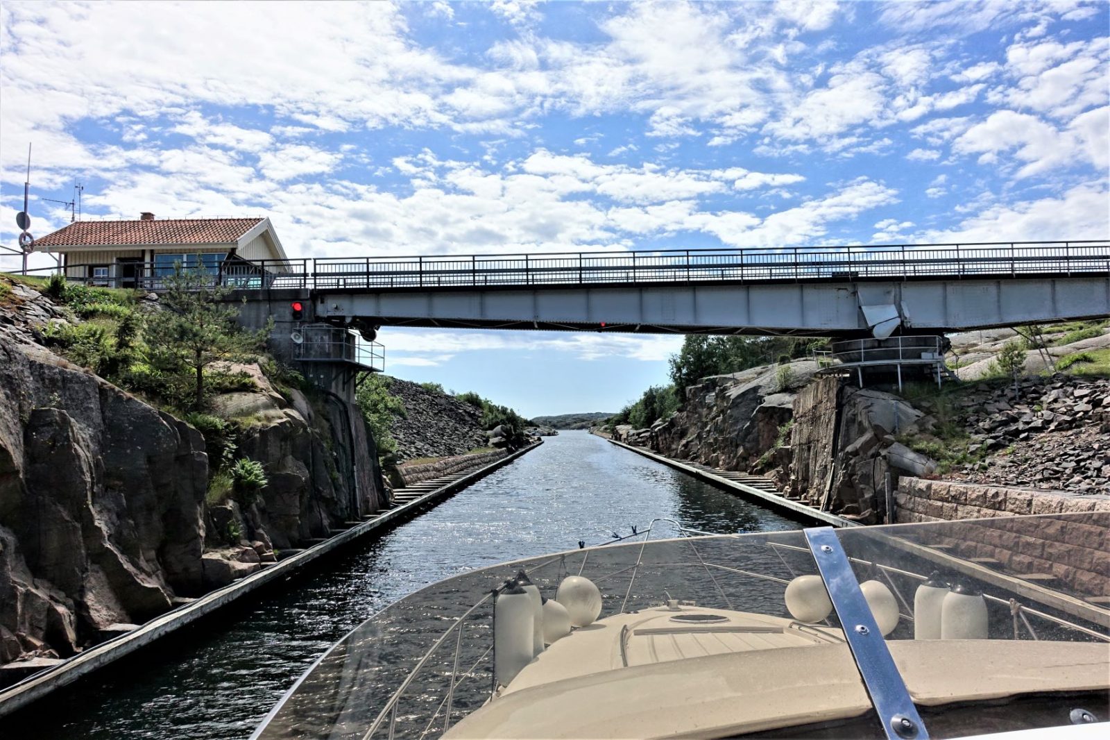 seiler under brua i sotenkanalen svenskekysten
