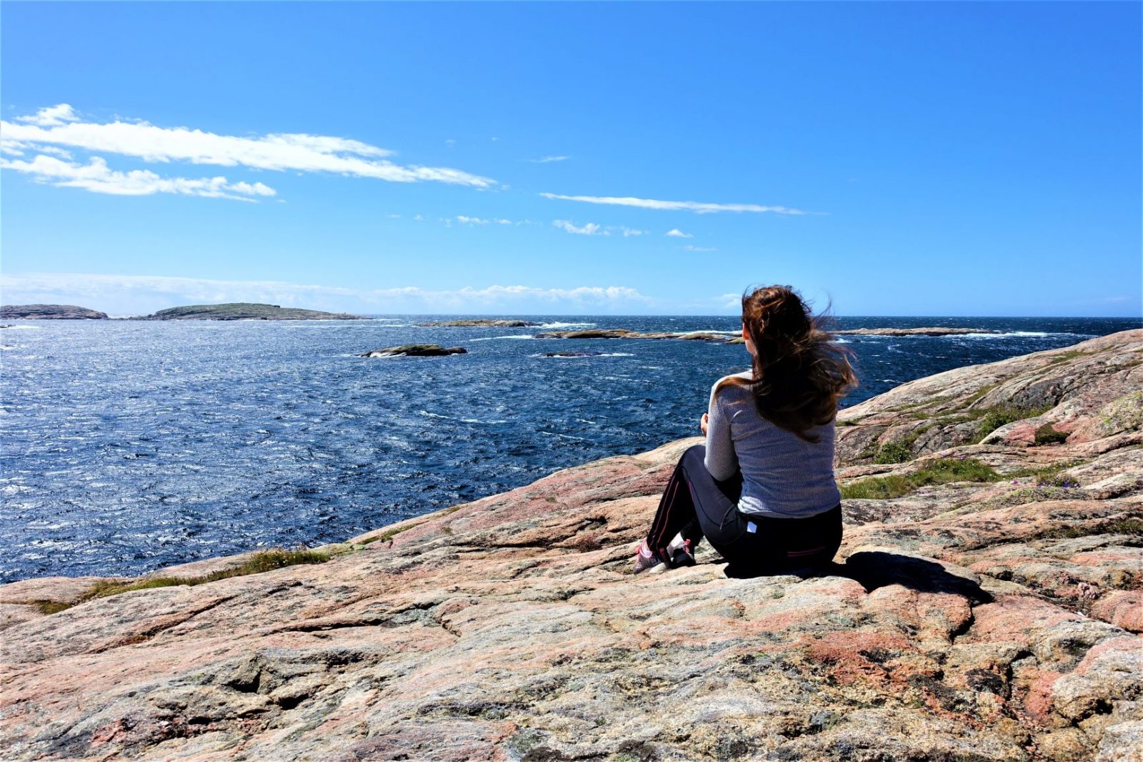 Nyter utsikten mot Hallö fyr Michelle Aavitsland