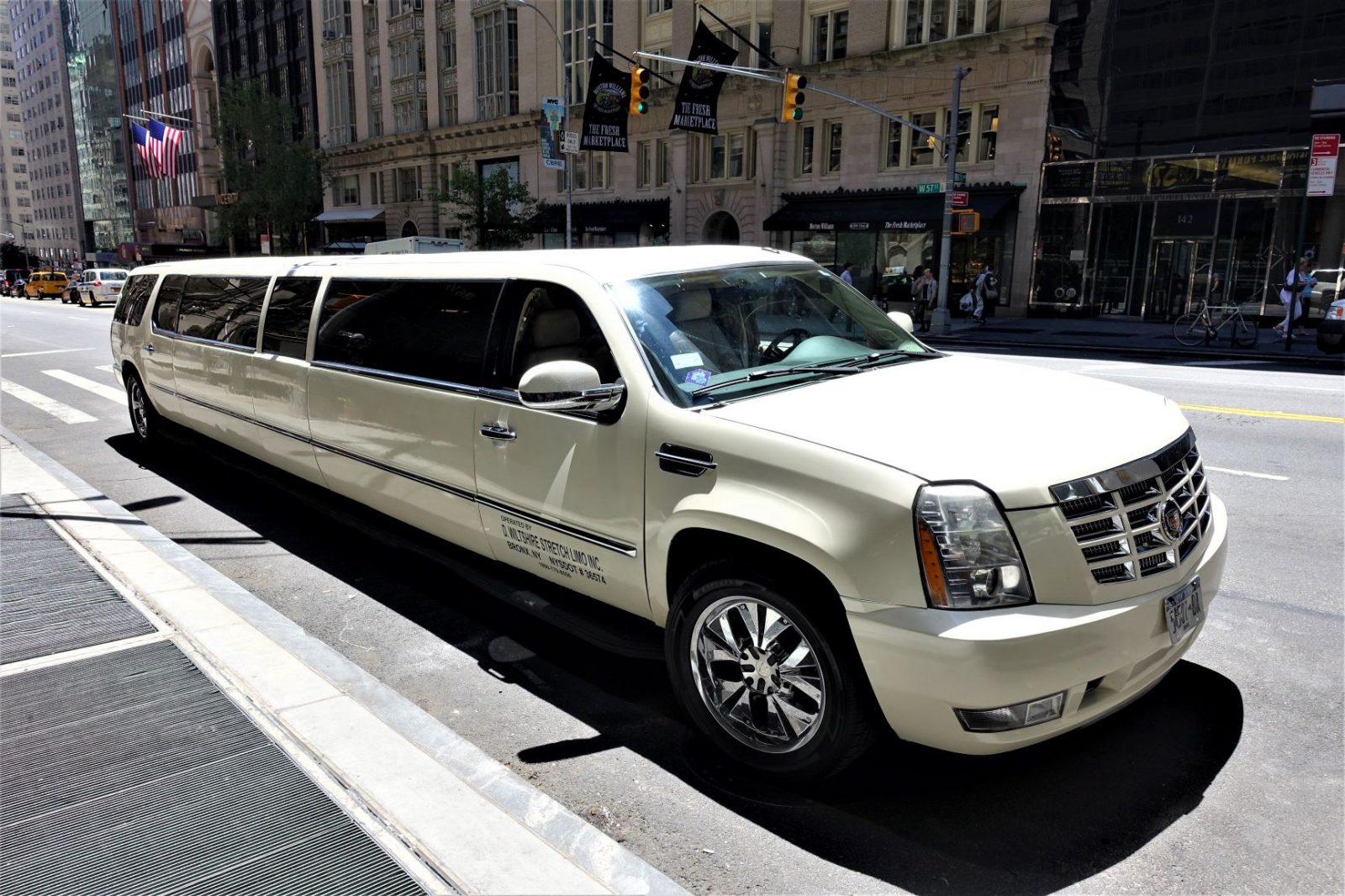 En veldig lang limousin i New yorks gater. fargen er lys beige