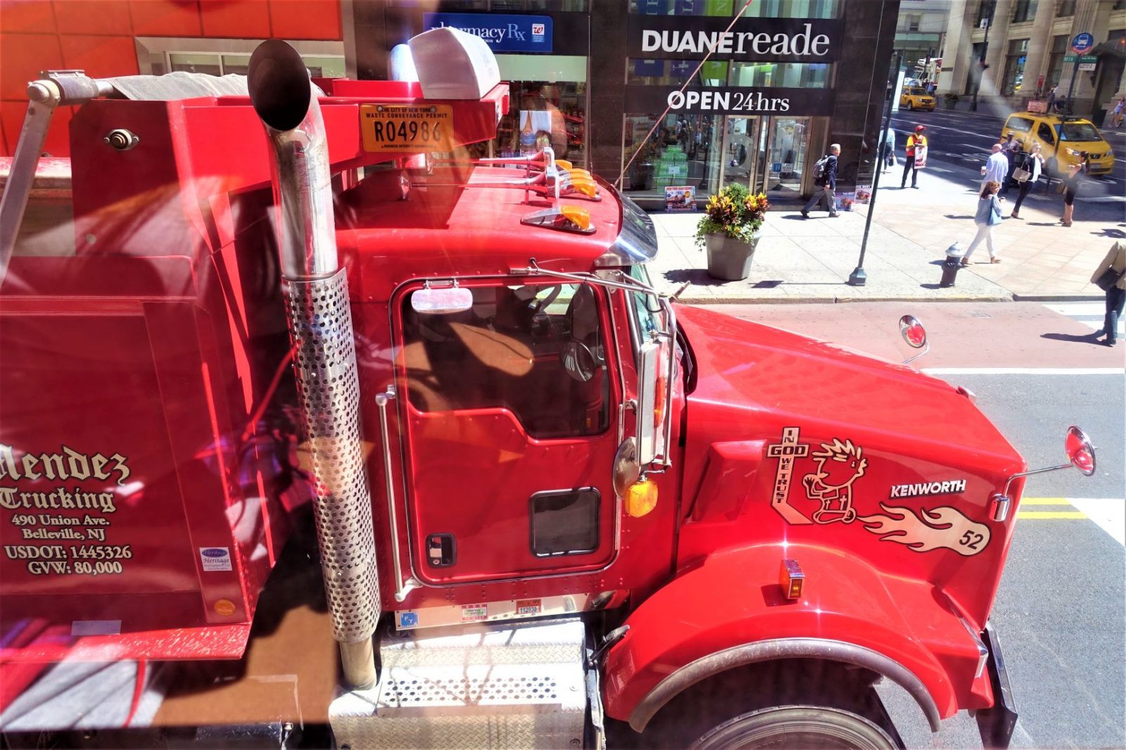 stor rød lastebil i gatene i new york