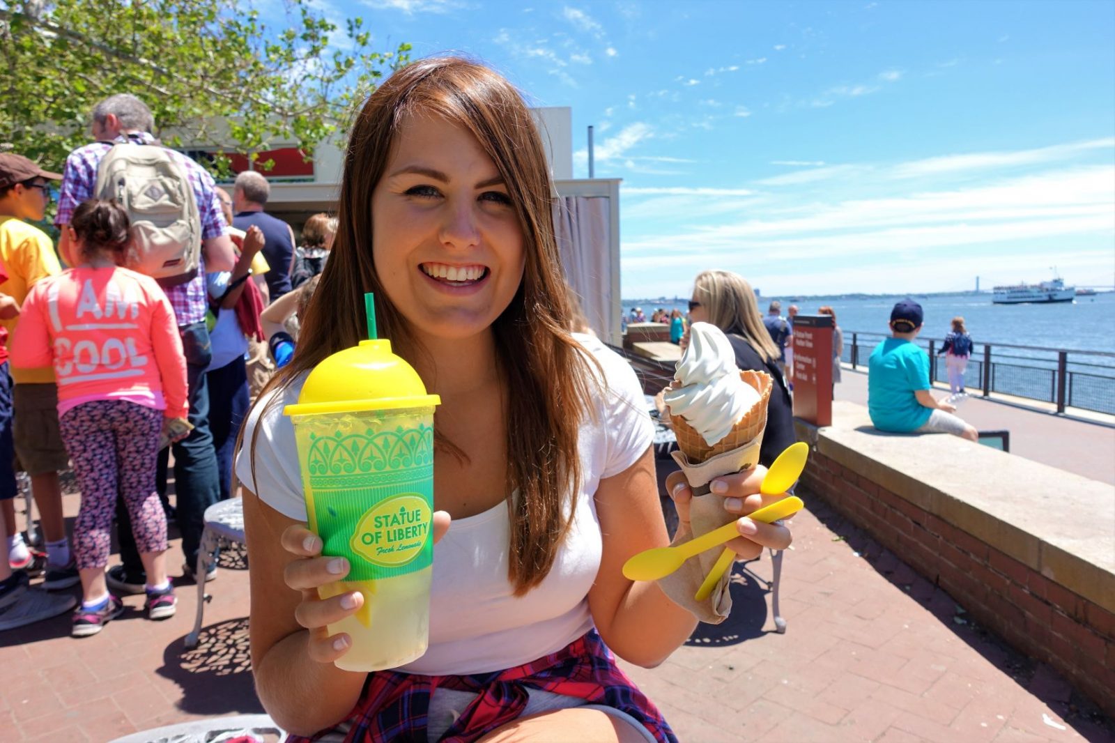 Michelle Aavitsland nyter avkjølt limonade ved frihetsgudinnen i new york