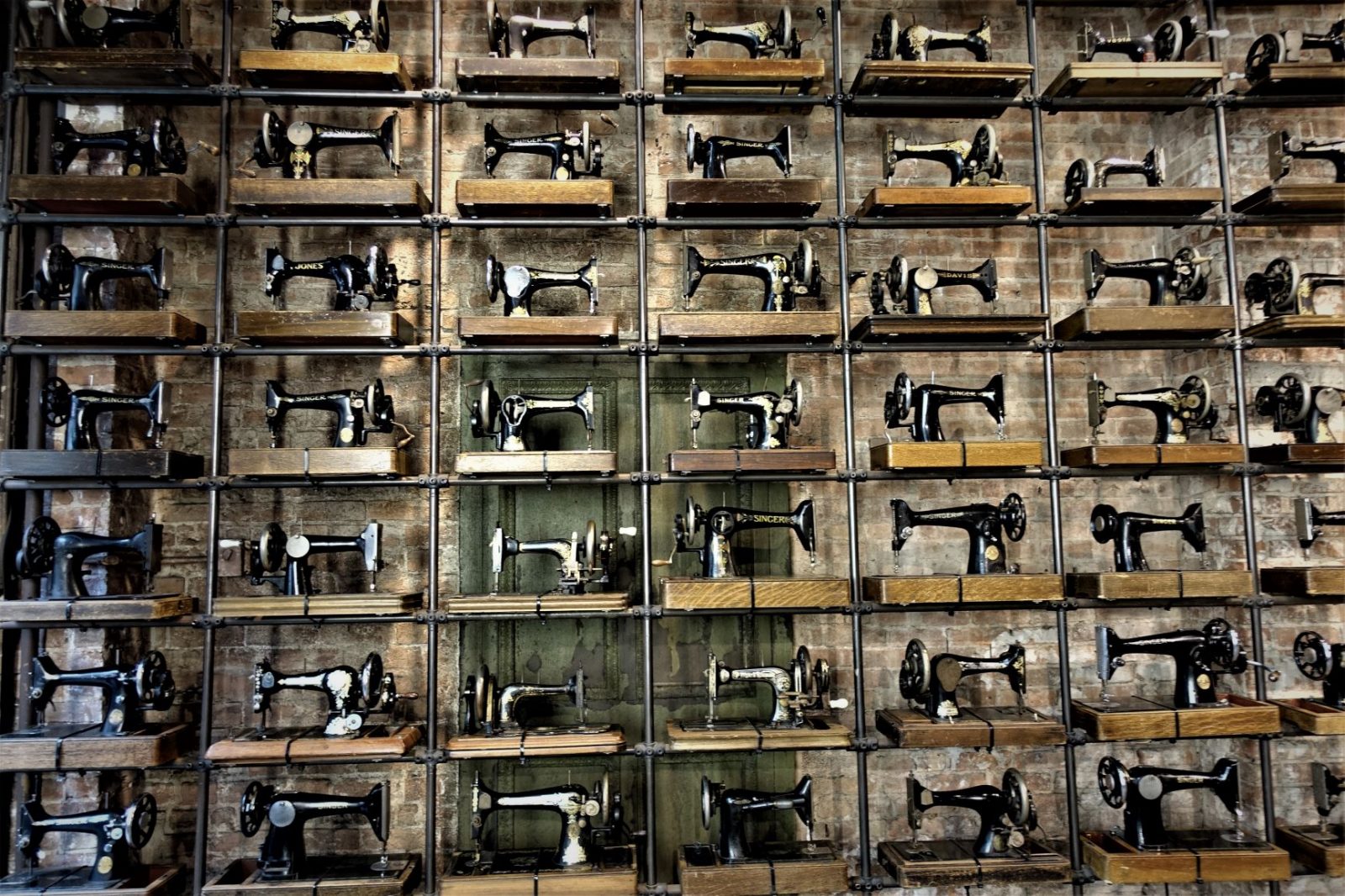 hundrevis av singer symaskin i en klesbutikk i New York