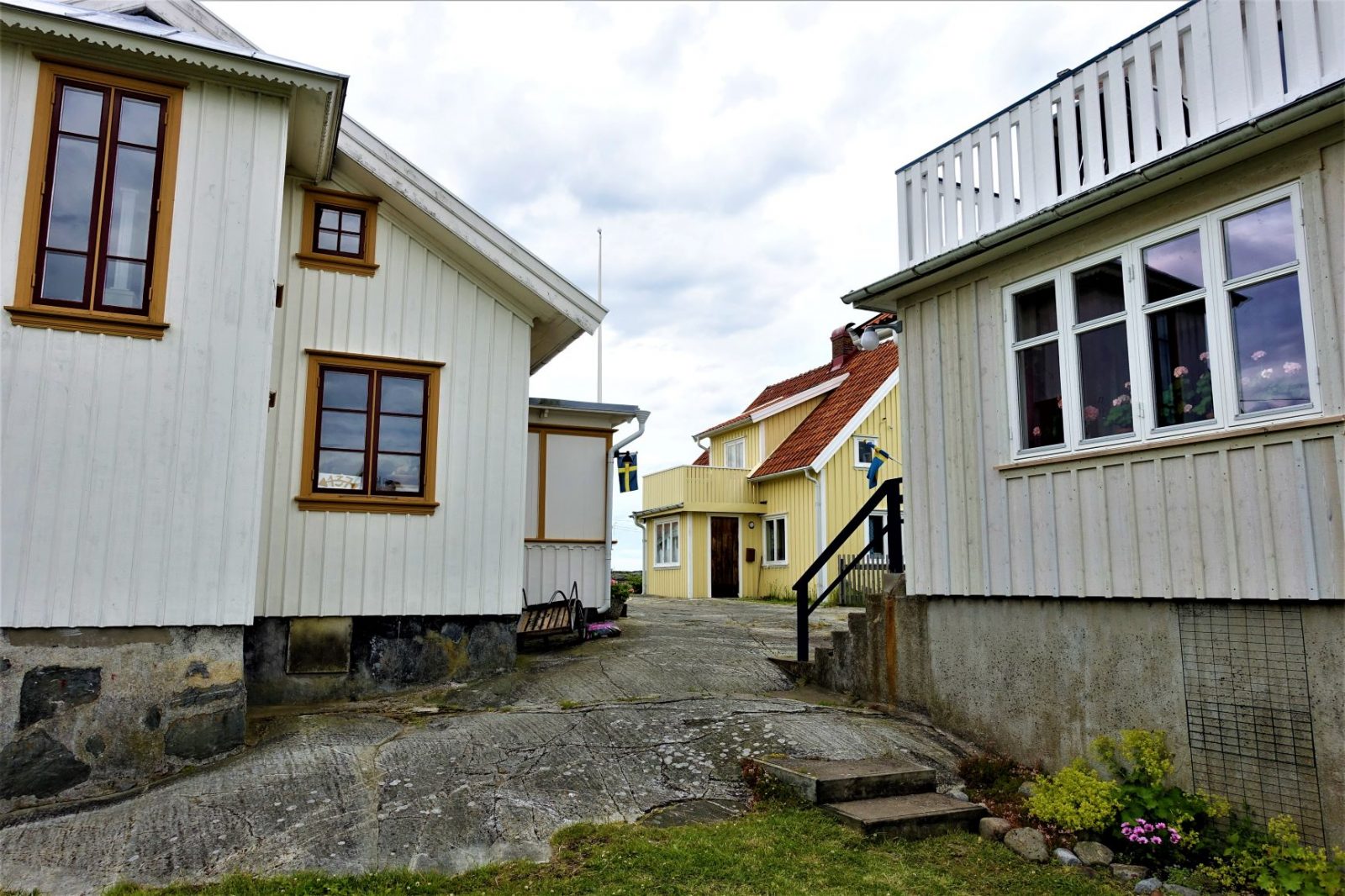 tett mellom husene på Käringö bohuslän