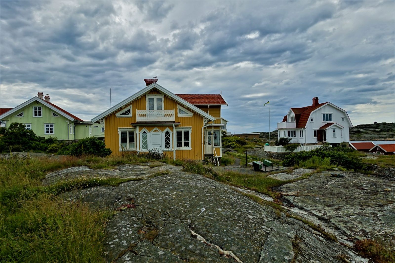 Gult vakkert gammelt hus på Käringö Bohuslänkysten