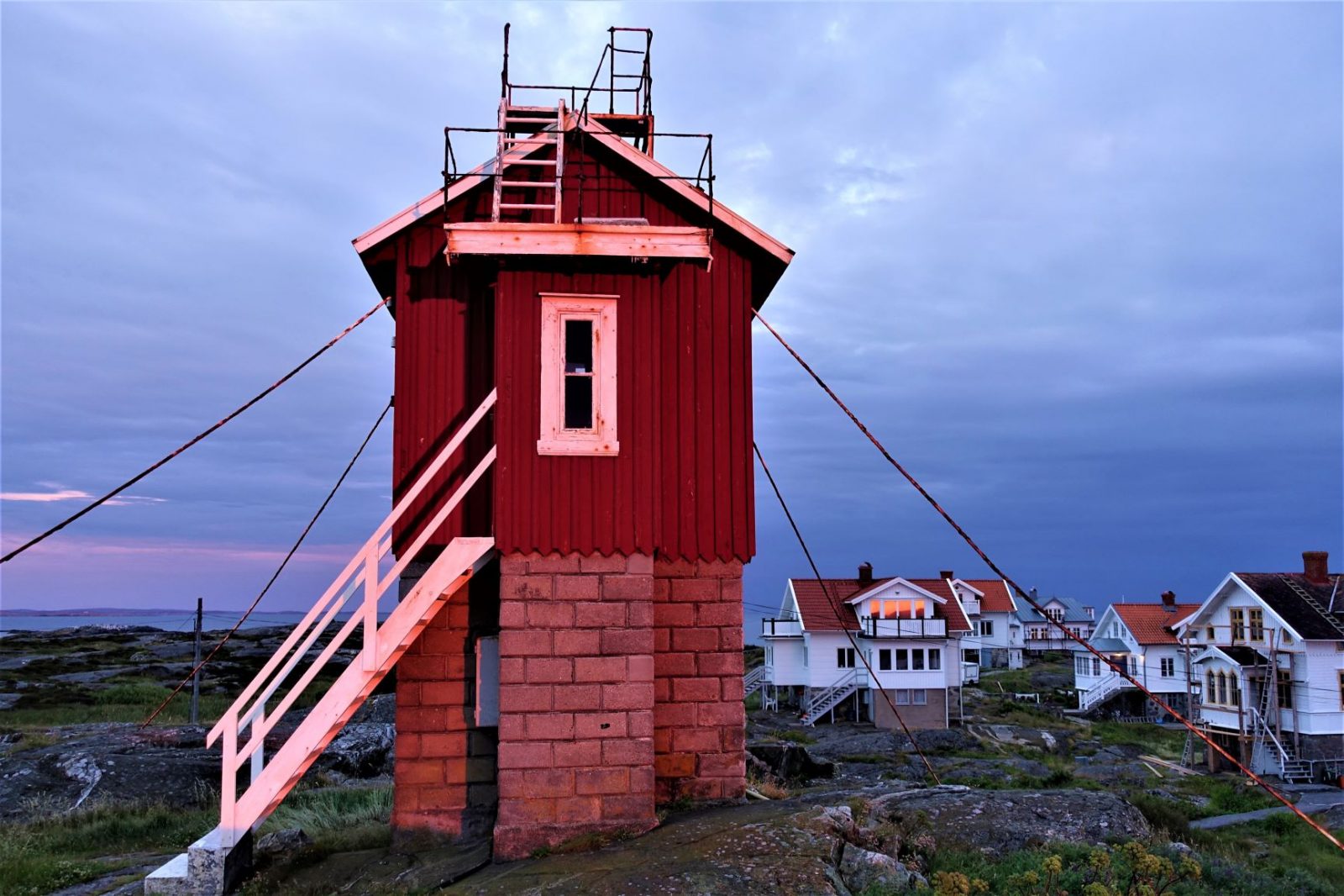 solen skinner i vindusglassene på kjerringøy