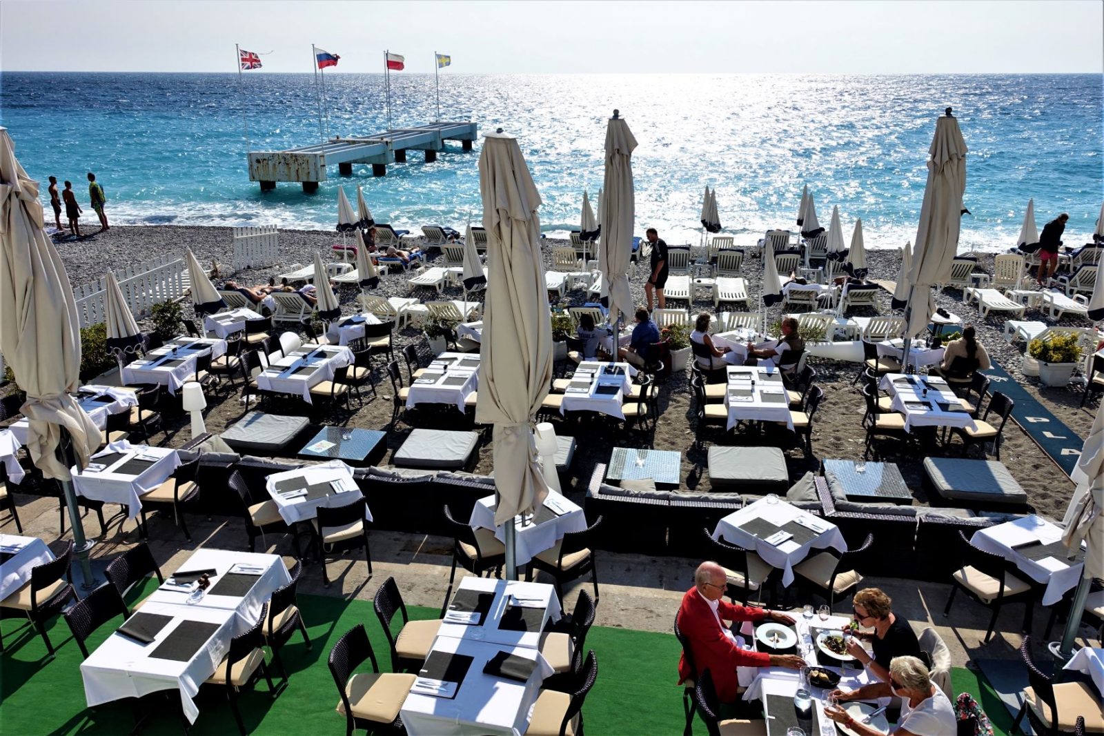 Restaurant på stranden i Nice