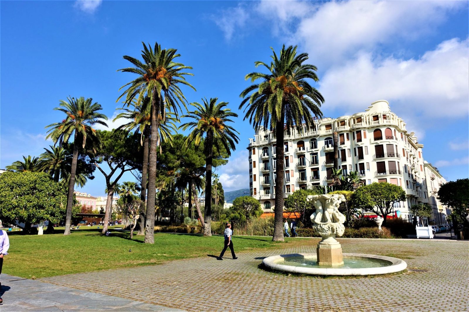 Place Masséna er torget i sentrum av Nice.