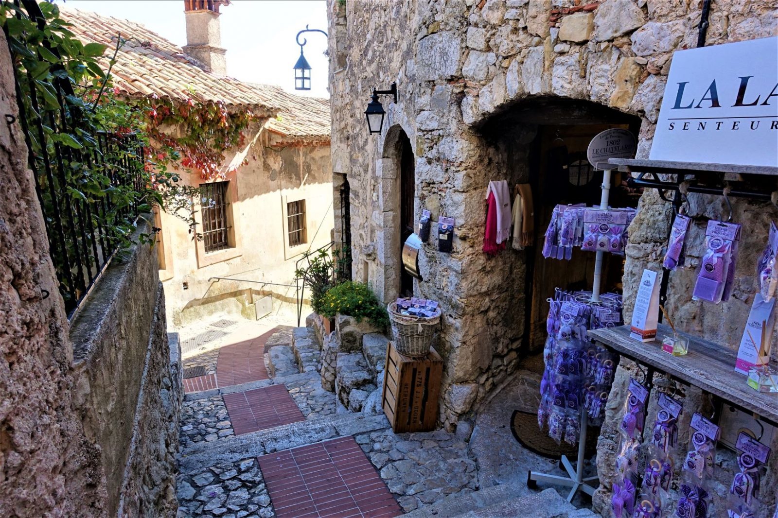 fantastiske Eze Village, middelalderlandsbyen som klamrer seg fast i en fjellknaus midt mellom Nice og Monace.