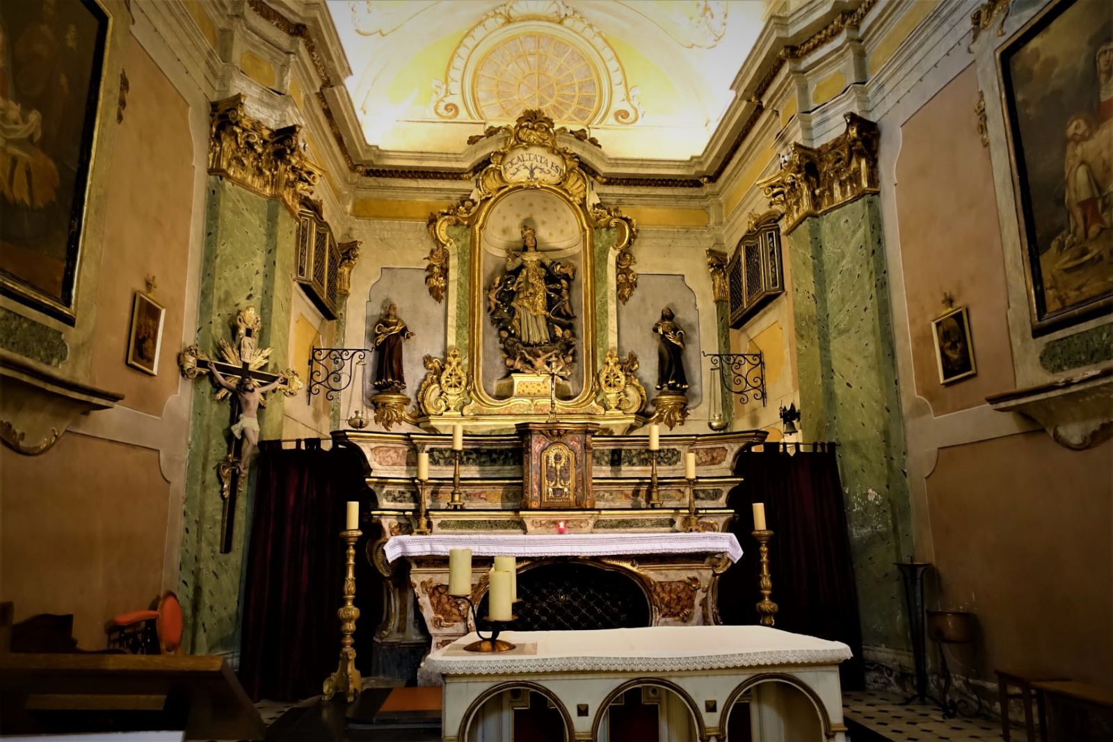 Kirke i Italia grensen til frankrike
