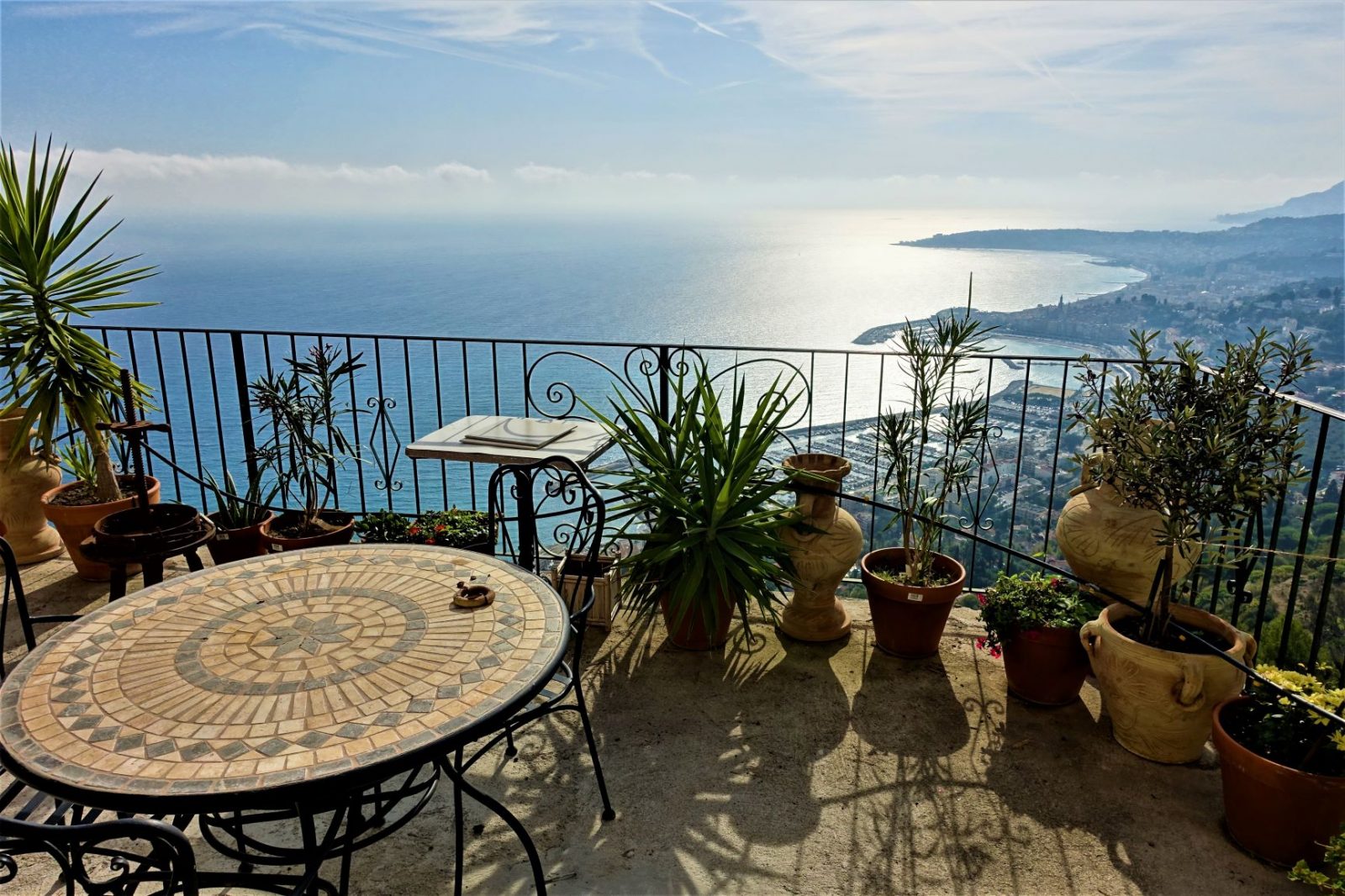 Utsikten fra en terrasse i Menton