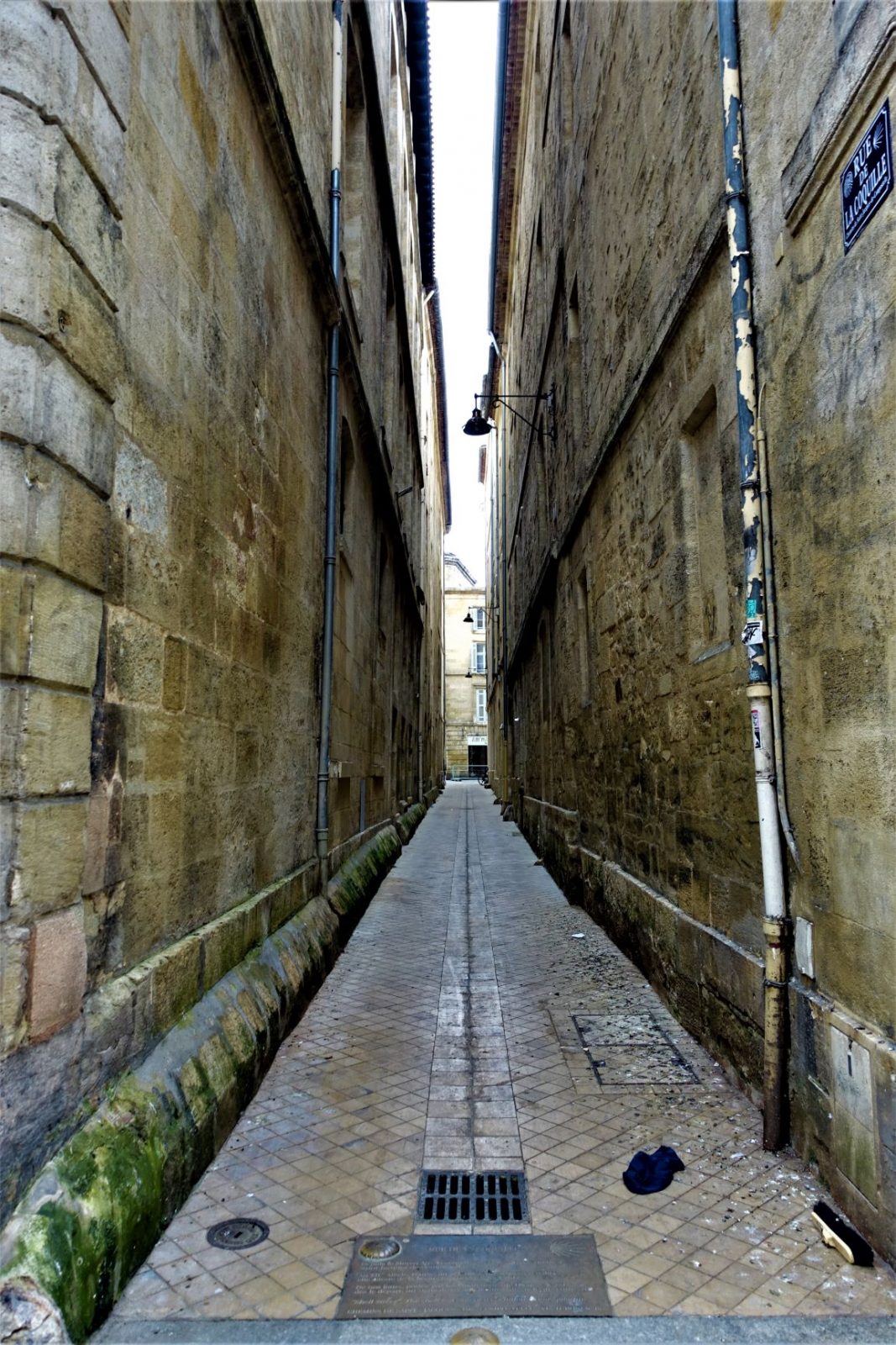 Et veldig trangt smug i bordeaux