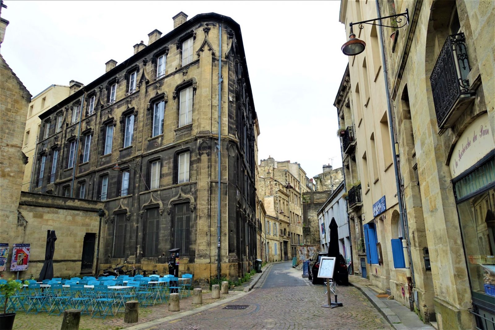 vakker trekanthus på et hjørne i bordeaux