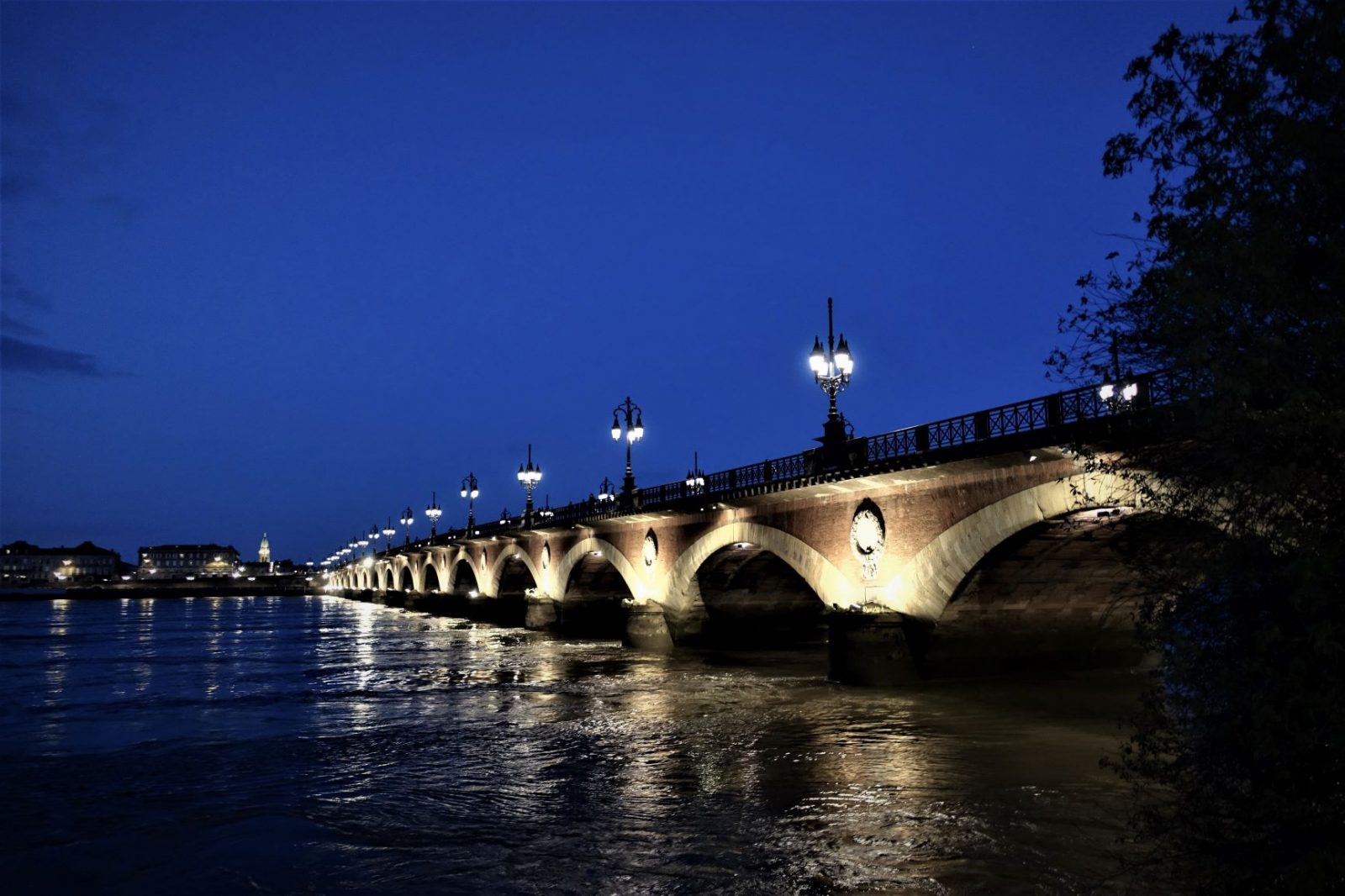 brua i mørket i bordeuax