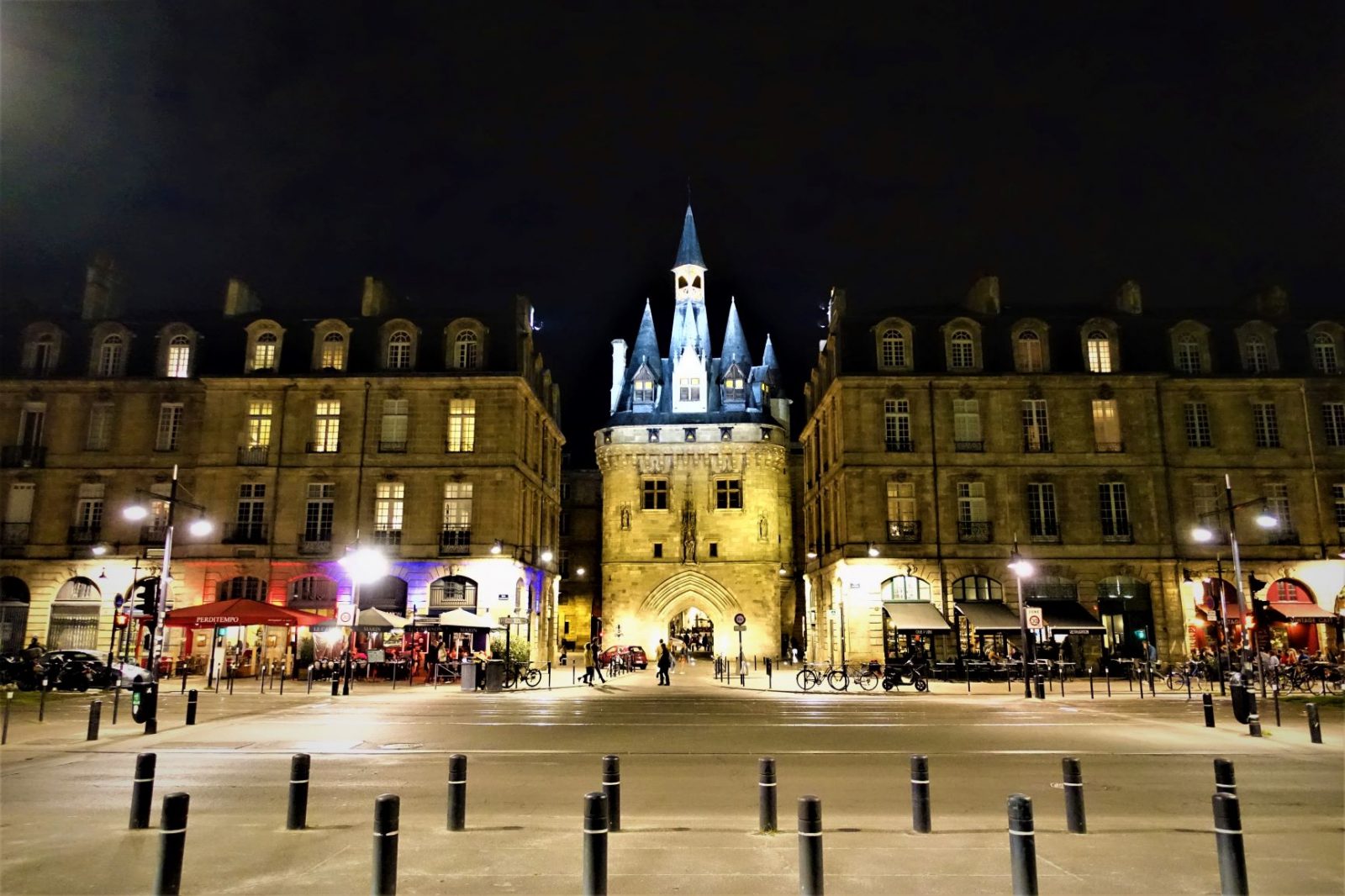 vakre bordeaux i kveldsmørket