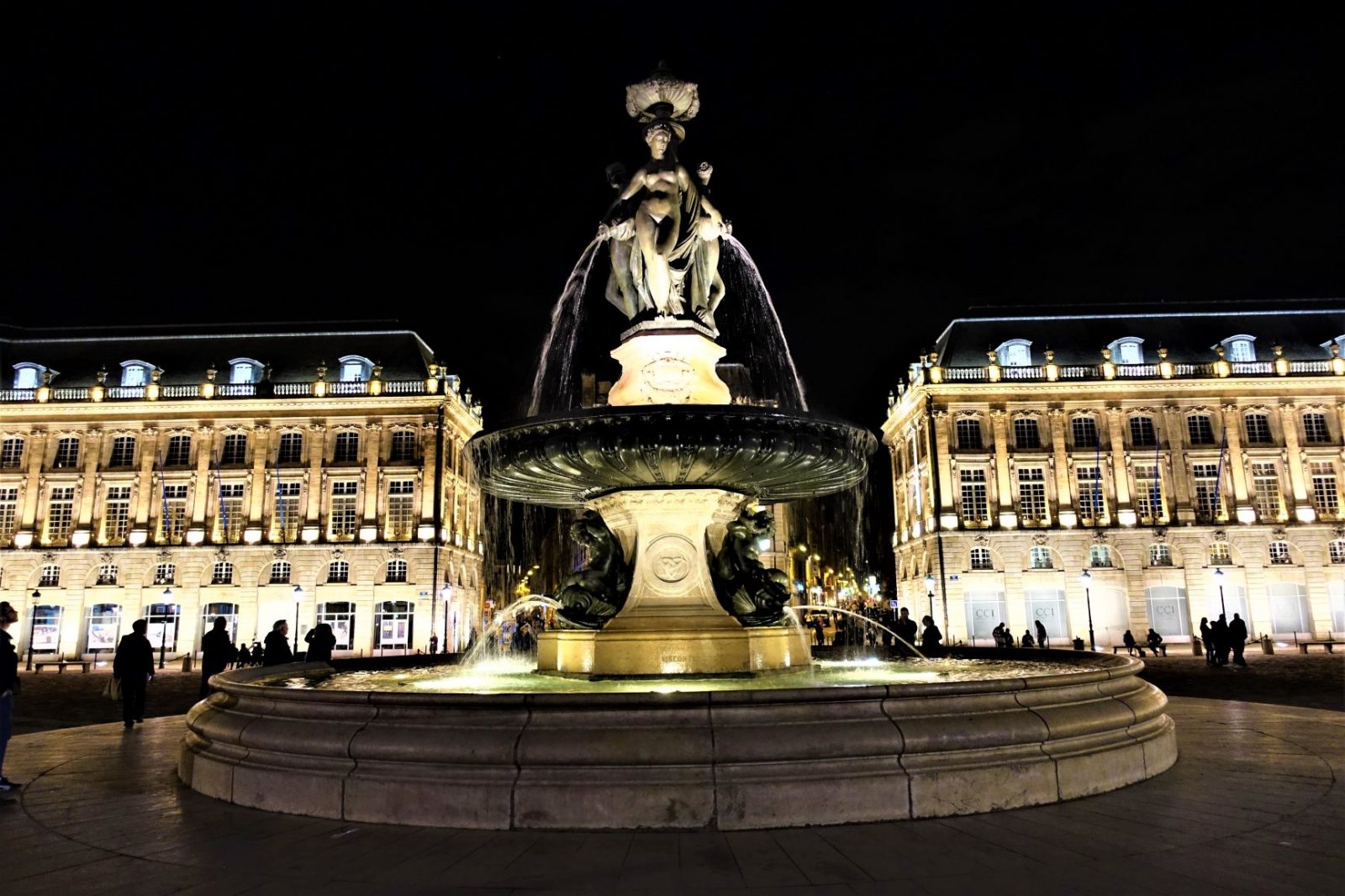 Fontenen i bordeaux i mørket