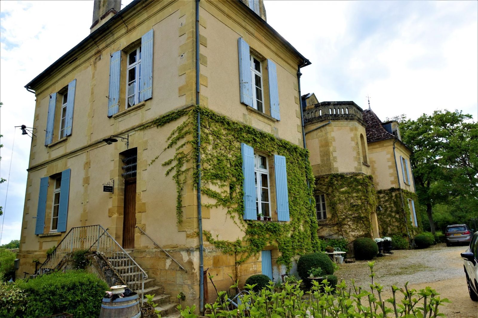 gule hus i landsbyen dekket av eføy frankrike