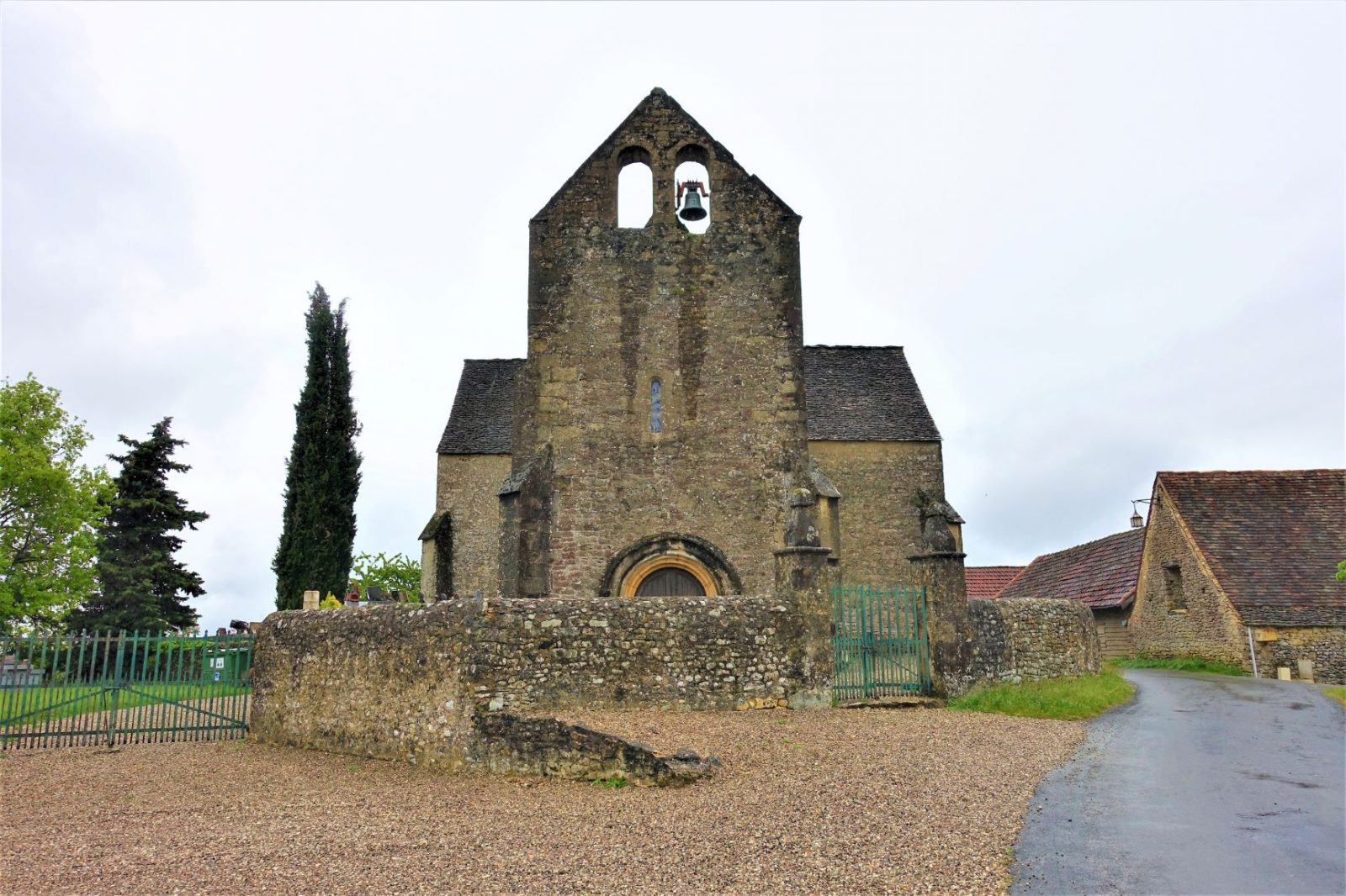 en veldig gammel kirke på den franske landsbygda