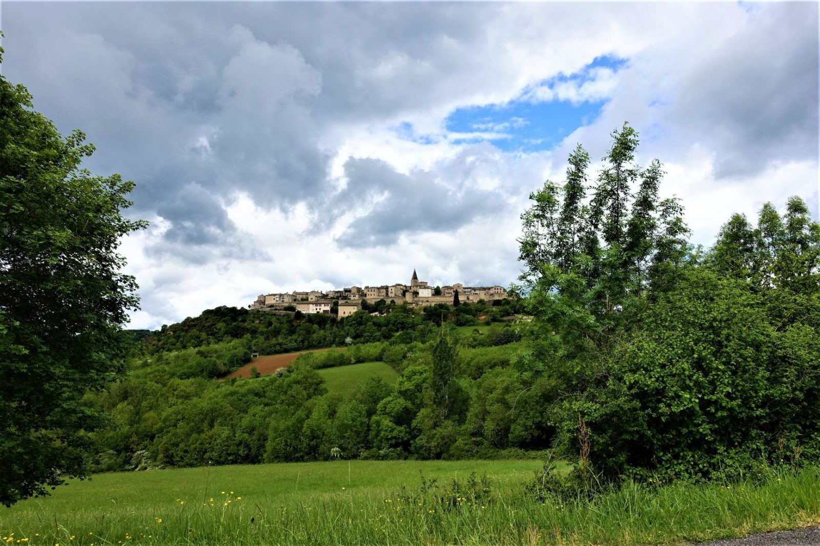 En vakker by oppe i åsen på den franske landsbygda