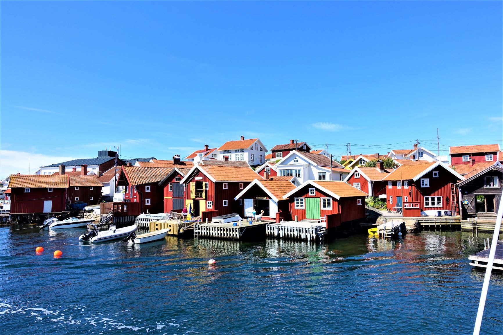 Øya Gullholmen ligger vakkert i den svense skjærgården