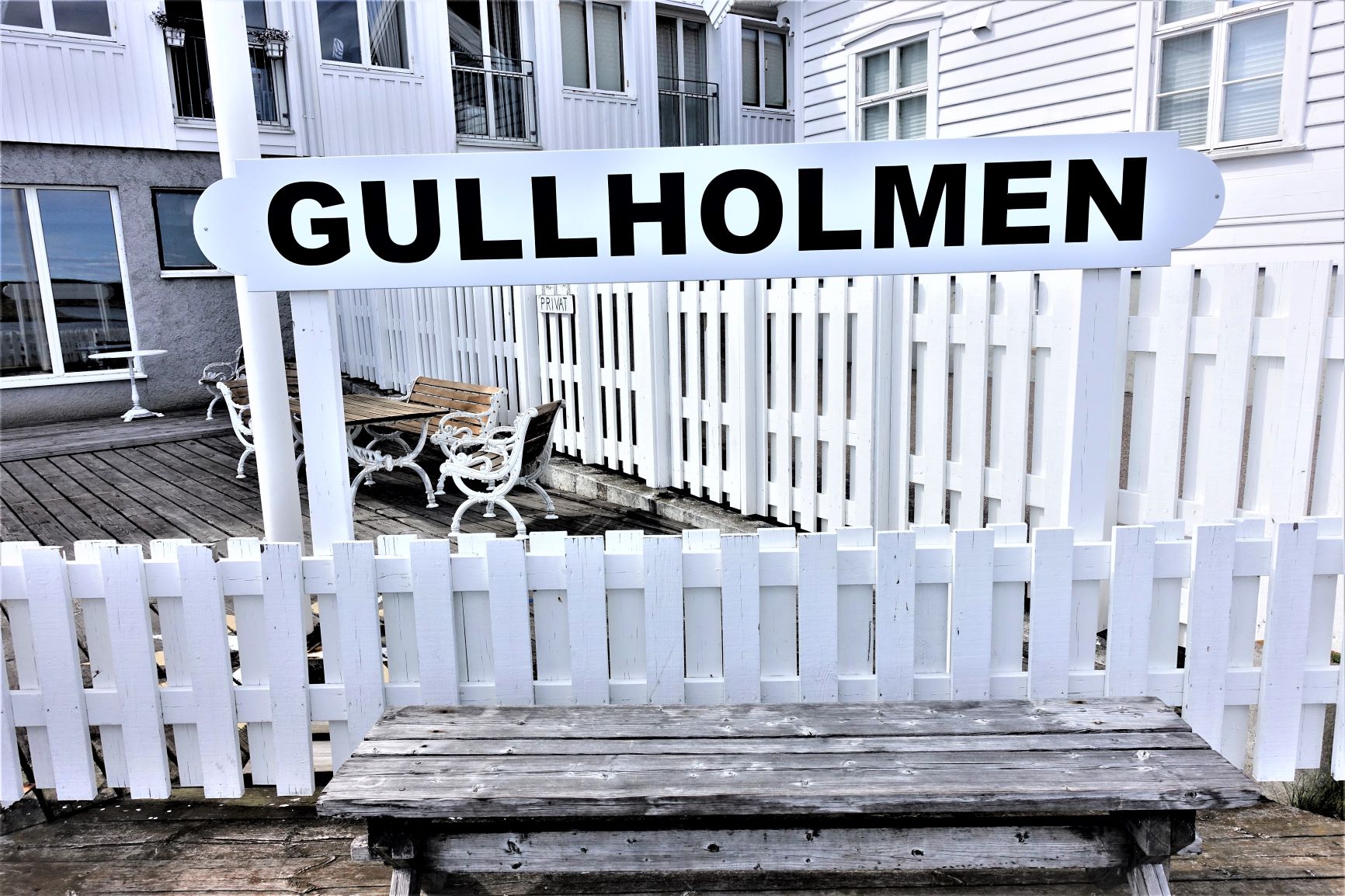 Gullholmen står det på skilter på brygga.