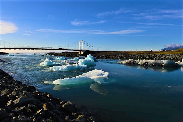 foten av Vatnajökull. Jökulsàrlòn er den største bresjøen på Island og den er hele 200 meter dyp.