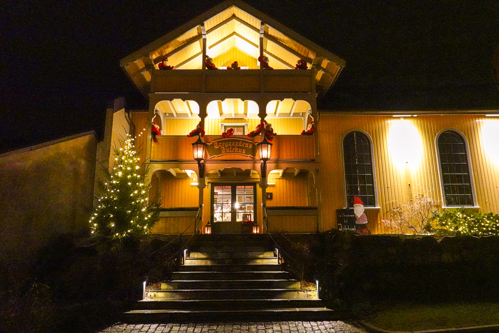 Julehuset og julenissens postkontor ligger på torget i Drøbak.