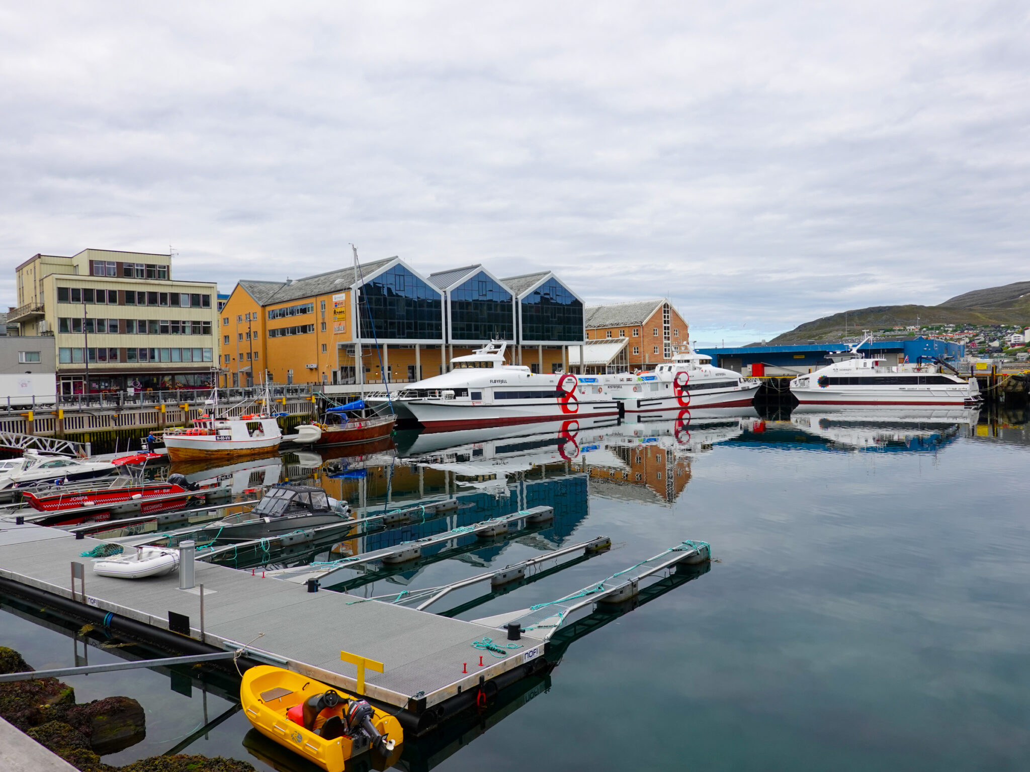 Hammerfest I Finnmark – Verdens Nordligste By – Med Koffert Og Kamera