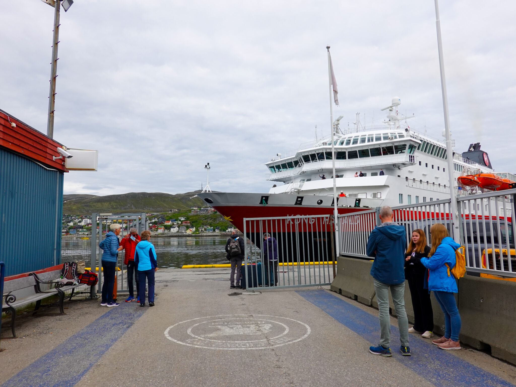 Hammerfest I Finnmark – Verdens Nordligste By – Med Koffert Og Kamera