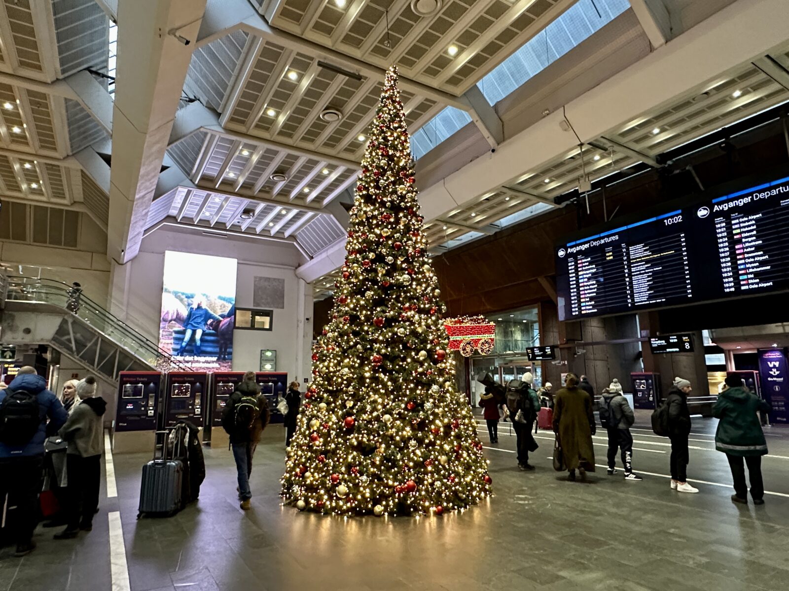 På oslo sentralstasjon står et enormt juletre